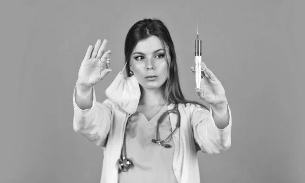 Medicine moderne. Iniezioni antidolorifiche. Iniezioni di anestesia. Infermiera con siringa. Procedure mediche indolore. Adorabile donna che fa iniezioni. Vaccinazione e trattamento. Concetto antidolorifici — Foto Stock