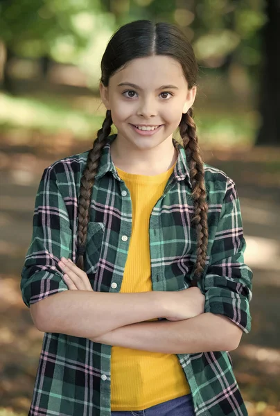 Dívka scout roztomilé copánky nosit kostkované oblečení příroda pozadí, skauti koncept — Stock fotografie