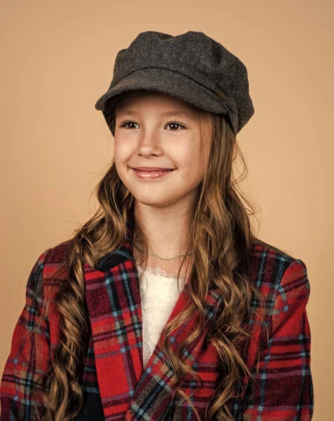 Счастливый ребенок в кепке со стильной прической носить клетчатую куртку, детство — стоковое фото