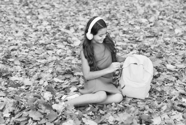 Bambina in auricolare zaino aperto, autunno — Foto Stock