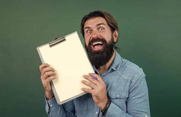 Hochschuldozent im Unterricht. zurück zur Schule. nonformale Bildung. zufriedene reife Lehrer, die Notizen zu Papier bringen. Brutaler bärtiger Mann arbeitet im Klassenzimmer mit Dokumenten. Prüfungsvorbereitung — Stockfoto