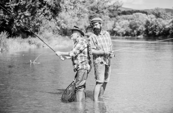 Equipo de pesca del pescador. Pescador abuelo y hombre maduro amigos. Padre e hijo pescando. Familia de pescadores. Actividad deportiva Hobby. Fin de semana. Actividad pacífica. Buena atrapada. Varilla y aparejos — Foto de Stock