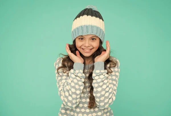 Счастливая девушка подросток в трикотаже свитер и шляпа имеет длинные вьющиеся волосы, теплая одежда — стоковое фото