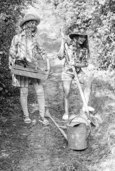 Enfants filles avec des outils pour le jardinage. Les bases du jardinage. Jardinage enseignement cycle de vie processus. L'été à la campagne. Jardins endroit idéal cultiver une expérience d'apprentissage significative et amusante pour les enfants — Photo