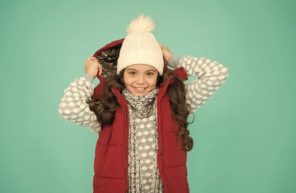 Chica adolescente feliz con pelo largo rizado usar chaleco hinchable y prendas de punto en las vacaciones de Navidad, vacaciones de invierno — Foto de Stock