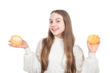 Güzellik kozmetiği. Temizleme fırçası. Gençler için kozmetik ürünler sunuyorum. Çocuk yüz kremi kullanıyor..