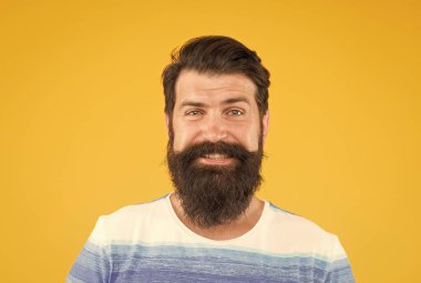 Gülen surat. Sakallı, şık, sarı sakallı bir adam. Berber ipuçları. Sakal ve bıyık. Hippi tarzı. Sakal modası. Berber servisi. Kuaför salonu. Süslü bıyık. Erkek portresi. Keyfin yerinde.