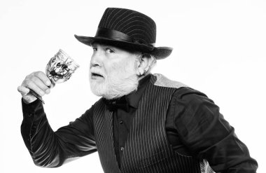 Cadılar Bayramı gecesinde. Şeytani büyücü örümcekle sihirli iksir pişiriyor. Cadı şapkalı olgun bir sihirbaz. Cadılar bayramın kutlu olsun. Barmen cadılar bayramı partisi için kokteyl yapar. Cadılar Bayramı kostümü