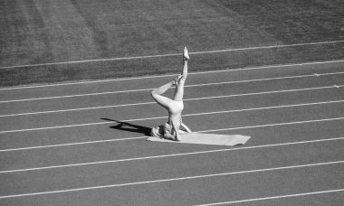 Sınırları zorluyorum. Atletik bayan pilates koçu. Kadın spor eğitmeni yoga yapıyor. sağlıklı sportif yaşam tarzı. Spor giyim bölümünde seksi yogiler. Açık alanda meditasyon yapıyorum. eğitim ve idman