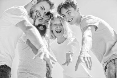 Başarılı yılın tadını çıkar. Dört kişilik bir grup. Özgürlük ve başarı. Arkadaşlarla vakit geçirmek. Yaz tatili. Gençler kaynaşıyor. İş ekibi. Gençlik psikolojisi. Mutlu erkek ve kadın gökyüzü arka planda