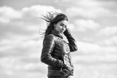 Kız ceketi mavi gökyüzü arka planı. Kadın model açık havada. Güzellik ve moda. Rahat, rüzgarlı bir gün geçir. Kadın serin havanın tadını çıkarıyor. Sabahın körü. Gerçek tarzını keşfet.