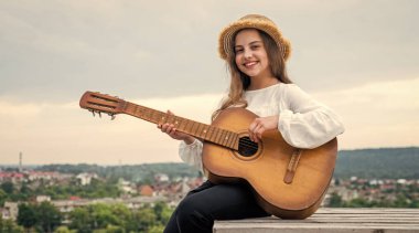 Country müziği. Müzik benim hayatım. Akustik telli çocuk. Partide iyi eğlenceler. Gitarist ya da gitarist. Gitarlı mutlu bir şarkıcı. Gitar çalan kız. müzik okulu konsepti