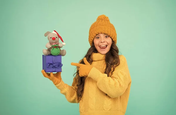 Nel negozio della spesa. felice anno nuovo 2020. ratto simbolo dell'anno. piccola ragazza felice tenere il mouse. bambino maglia maglione e cappello giocare peluche giocattolo. negozio di giocattoli per bambini. Natale presenta online. preparatevi per Natale — Foto Stock