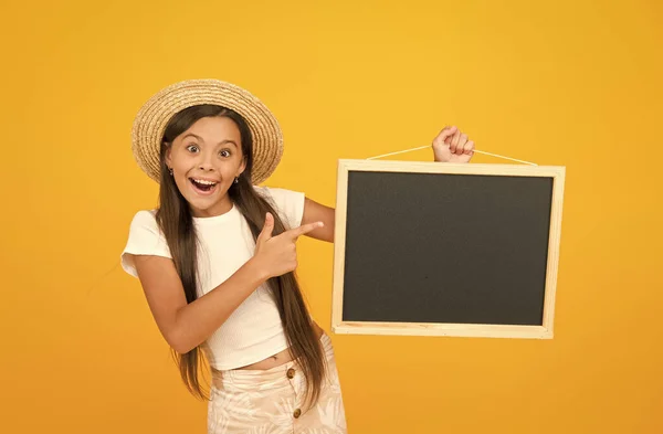 Sommerferienspaß. Kind in der Schule. glückliches Kind, das mit dem Finger auf die Tafel zeigt. zurück zur Schule. Unsere Schule ist für den Sommer fertig. Zeit für Reisen. Beste Reisewerbung. Kopierraum — Stockfoto