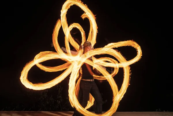 Estilo expresivo par de bailarines de fuego giran pois ardientes creando patrones brillantes en el aire libre oscuro, hilanderos —  Fotos de Stock