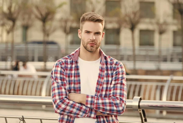 Su estilo perfecto. concepto de la vida moderna. estudiante caminar en la ciudad. joven guapo usar camisa a cuadros. casual vestido modelo de moda masculina posando al aire libre. chico sin afeitar con cerdas en estilo urbano — Foto de Stock