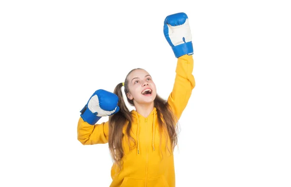 Felice bambino pugile in guanti da boxe che celebra la vittoria in lotta isolato su bianco, campione — Foto Stock