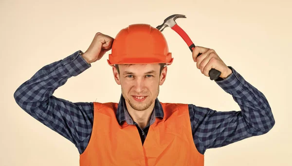 Profi-Reparateur mit Helm. Bauen und bauen. Fachkundiger Architekt reparieren und reparieren. Ingenieurskarriere. Werkzeuge zur Reparatur. junger Mann mit Hut. Man Builder verwenden Hammer. Selbstbewusster Mechaniker — Stockfoto