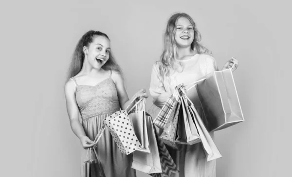 Niños sostienen bolsas de compras después de compras exitosas, compra —  Fotos de Stock