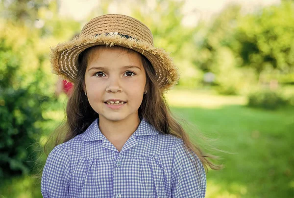 Söt flicka halm hatt rustik stil natur bakgrund, sommar på landsbygden — Stockfoto