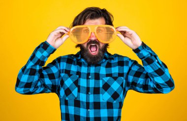 Kareli gömlekli vahşi adamın parti gözlüklü uzun sakalı var, eğlenceli.