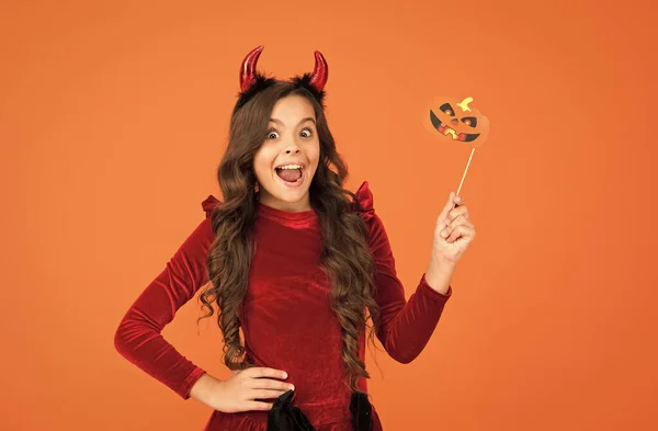 Feliz emocionalmente niño en traje de cuerno de imp a Halloween con gafas de fiesta divertidas, diversión de halloween — Foto de Stock