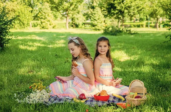 Małe dziewczynki przyjaciele mając piknik natura tła, idylliczny moment — Zdjęcie stockowe