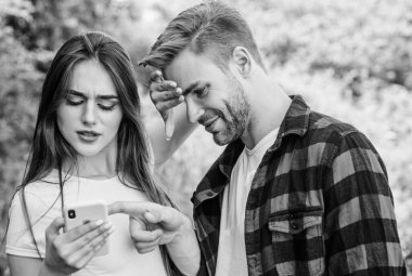 Gizli mesaj. Kişisel alan kavramı. Kayboldu. Seyir subayı arıyor. İnternette romantik bir randevu. Parktaki kızın telefonunu kurcalayan adam. Kıskançlık. Çift açık havada akıllı telefon kullanıyor. Birbirine aşık çiftler. Günlük konsepti