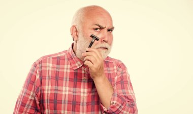 Berber antika ekipmanları. Berber salonu. Keskin bir bıçak. Pürüzsüz, temiz ten. Sakal tıraşı. Büyüyen sakal. Berber dükkanı konsepti. Sakallı yakışıklı berber, tıraş aletini dikkatli kullan.