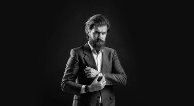 İnsan sakallı hippi iş hayatı için modern kıyafet, dakiklik konsepti.