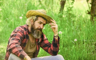 Çevre. Ekoloji konsepti. Yaz tatili. Kırsalda dinlen. Yaz tatili. Kovboy şapkalı çiftçi. Eko tarım işçisi. Dünya günün kutlu olsun. Eko yaşam. Çekici bir çiftçi. Çiftçi rahatla