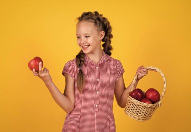 Çocuk beslenme sırasında doğal vitamin yemek için sağlıklı elma meyvesi tutar, vejetaryen.