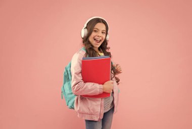 Kaliteli eğitim ingilizce okul geleneğidir. Mutlu kız okula geri döndü. Müzik eğitimi. Evde eğitim. Özel ders. Yeni teknoloji. İstediğin dili öğren.