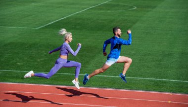 Spor takımındaki spor takımı stadyumda koşuyor, dayanıklı.