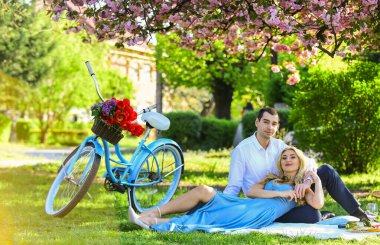 Bisikletle geldim. Uzun süreli bir ilişki. Parkta piknik yapan bir çift. Çiçek açan bahçe. Mükemmel bahar randevusu. Aşık bir adam ve kadın. Birkaç battaniye. Birlikte mutluyuz. Romantik piknik. Piknik zamanı
