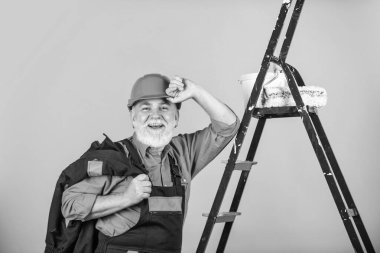Rahatlama zamanı. İnşaat alanında çalışan bir ressam. Son sınıf öğrencisi merdivende paten kullanıyor. Apartmanda çalışıyorum. Boya silindirli bir zanaatkar. Ev boyama ve yenileme işi. onarım aracı
