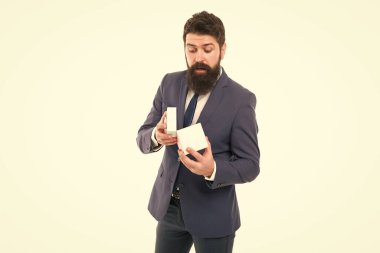 Meslektaşım için bir hediye. Sadakat ödüllendirme programını geliştirmenin yolları. Müşteri için bir hediye. Müşteri odaklı iş. Erkek kıyafetleri hediye kutusunun beyaz arka planına sahiptir. Minnettar bir kavram. Sizinle çalıştığıma memnun oldum.