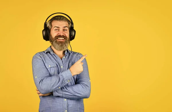 Hipster disfrutar de una excelente canción de sonido en los auriculares. Música batida. Función de cancelación de ruido. Dj hipster. Lista de reproducción de música popular. Hombre barbudo auriculares hipster escuchando música. Cantante en el ensayo —  Fotos de Stock