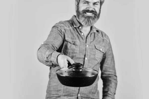 Tenez la poêle. meilleure qualité. portrait de cuisinier barbu avec des outils de cuisine. barbu homme tenir la casserole. cuisiner préparer la nourriture dans la cuisine. mari en cuisine. Cuisine concept de nourriture. focus sélectif — Photo