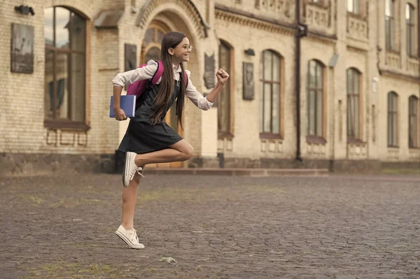 Ve por el grande. Niño feliz ir a la escuela el 1 de septiembre. Primer día de escuela. 1 de septiembre. De vuelta a la escuela. Educación primaria. Arranca. Día del conocimiento. El 1 de septiembre está aquí — Foto de Stock