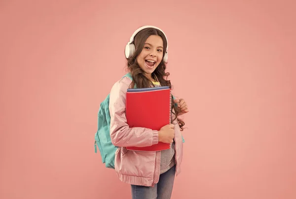 Educação de qualidade é com tradição escolar inglesa. Menina feliz de volta à escola. Educação musical. Escola em casa. Ensino privado. Nova tecnologia. Aprenda o idioma que você quer — Fotografia de Stock