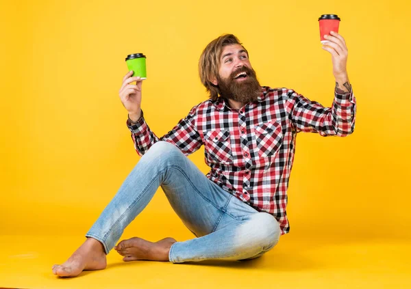 Caucasico hipster maturo con acconciatura alla moda in camicia a scacchi scegliere caffè del mattino da tazza di carta, energia del mattino — Foto Stock