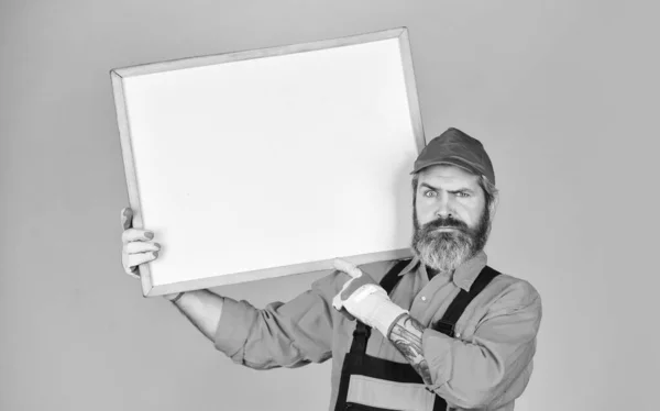 Empresário. Trabalhador da construção masculino. homem com apresentação. Builder aponta para flipchart. espaço de cópia. Arquiteto trabalhador segurar Flip Chart. Reunião da conferência. pessoa que apresenta em um flip-chart — Fotografia de Stock