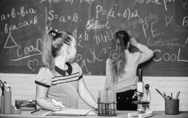 Fascynująca nauka. Eksperyment edukacyjny. Dziewczęta kolegów studiować chemii. Probówki mikroskopowe reakcje chemiczne. Uczniowie na lekcji chemii tablica. Praktyka laboratoryjna. Klasy chemii — Zdjęcie stockowe
