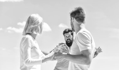 Acı çekmek için sebep. Bu ikisinin evlenmemesi için bir sebebi olan varsa ya şimdi konuşsun ya da sonsuza kadar sussun. Aşk üçgeni. Kıskançlık hissi. Evlilik ve boşanma. Kıskanç adam. Ayrıl