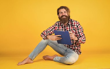 Satılık. Ofis kağıtlarıyla ilgilenen bir adam. Erkek hasta tıbbi formu tutuyor. İş konsepti. Üniversite öğrencisi yalnız çalışıyor. Takvim yapıyor.