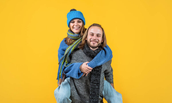 Он моя пара. весёлая влюблённая пара. романтические отношения мужчины и женщины зимой. Любовь может согреть нас. Новый год и каникулы. уютно и комфортно. трикотаж для всей семьи