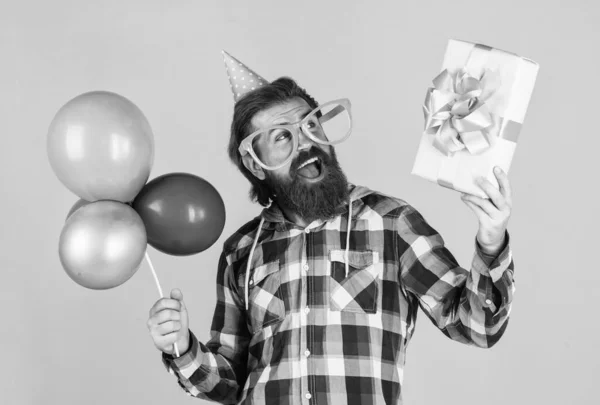Jestem zaskoczony. rocznica. niespodzianka dla niego. Menedżer imprezy z prezentem. Dojrzały facet w koszuli w kratkę z balonami. stylowy mężczyzna bawiący się w urodziny. brodaty człowiek świętować wakacje — Zdjęcie stockowe