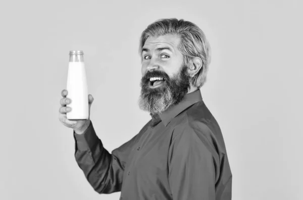 Nuttige eigenschappen van melksoep. glas verse schuimende melk. Voedzame eiwitcocktail in glas. melk voor het lessen van dorst en voor het nemen van veel nuttige vitaminen. gezonde drank — Stockfoto
