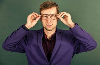 Yeni bir tarz giy. Gözlüklü zeki bir adam. Ofis kıyafetleri ve moda konsepti. Öğrenmeye hazırım. Ceketli başarılı bir iş adamı. Okula dönüyorum. Erkek resmi moda tarzı. bilgi kavramı